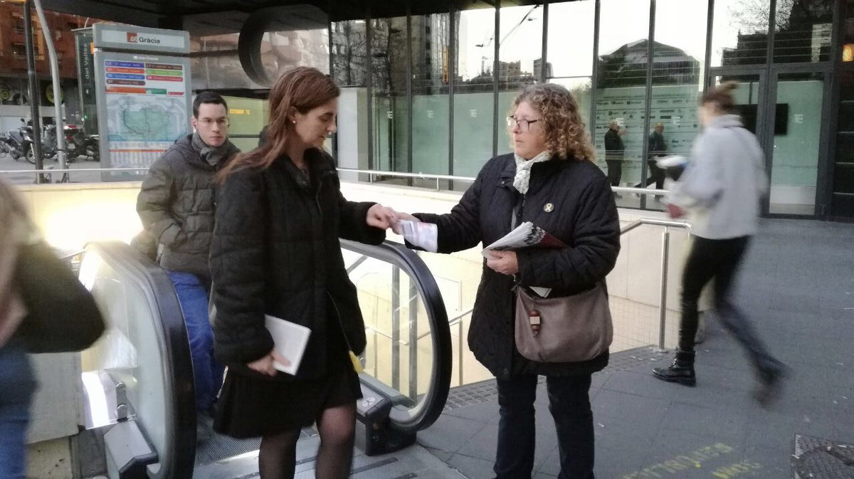 omniumgracia's tweet photo. Comença el #JudiciALaDemocràcia i a Gràcia també ens hem mobilitzat ben d’hora per repartir diaris informatius d’aquest #FailTrail. #EnsJutgenATots #AutodeterminacióNoÉsDelicte https://t.co/NiUk7UENpT