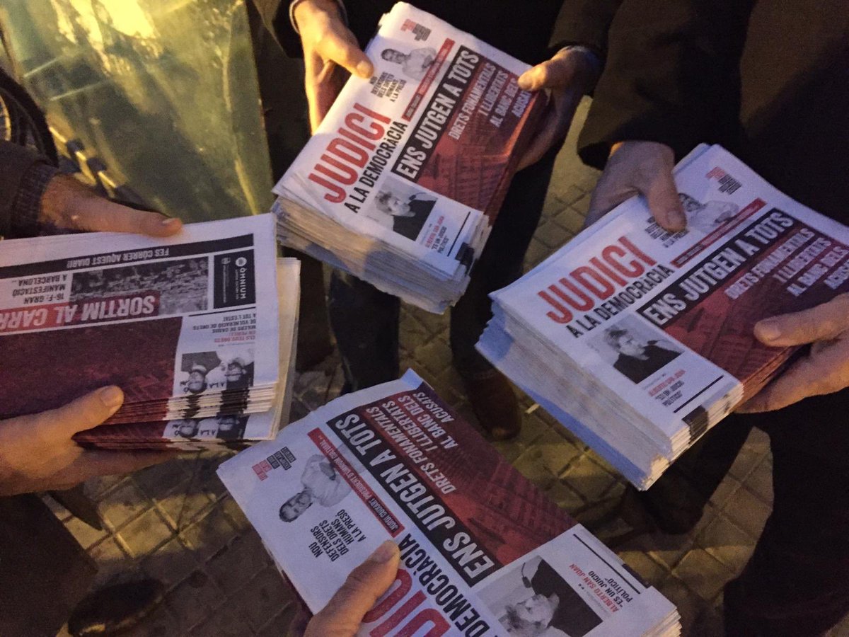 omniumgracia's tweet photo. Comença el #JudiciALaDemocràcia i a Gràcia també ens hem mobilitzat ben d’hora per repartir diaris informatius d’aquest #FailTrail. #EnsJutgenATots #AutodeterminacióNoÉsDelicte https://t.co/NiUk7UENpT