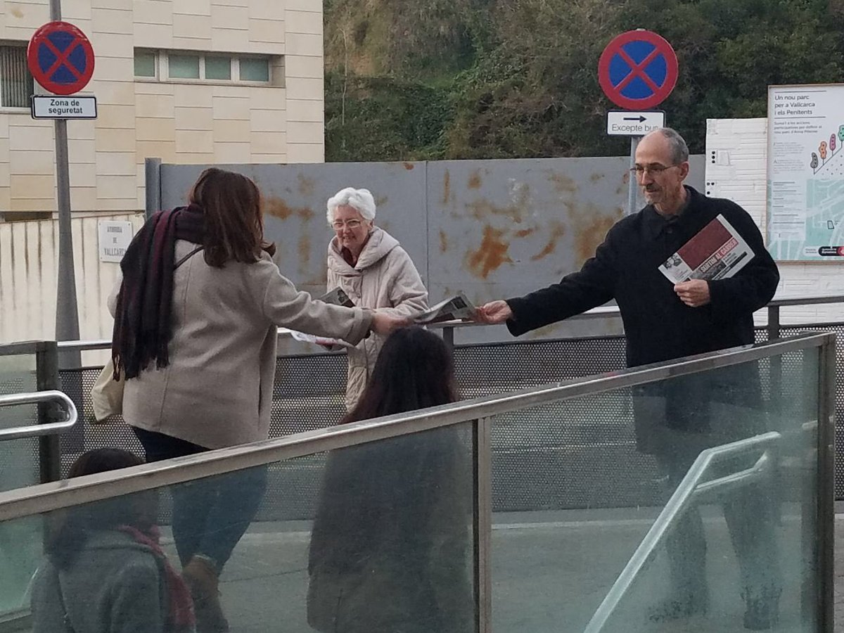 omniumgracia's tweet photo. Comença el #JudiciALaDemocràcia i a Gràcia també ens hem mobilitzat ben d’hora per repartir diaris informatius d’aquest #FailTrail. #EnsJutgenATots #AutodeterminacióNoÉsDelicte https://t.co/NiUk7UENpT