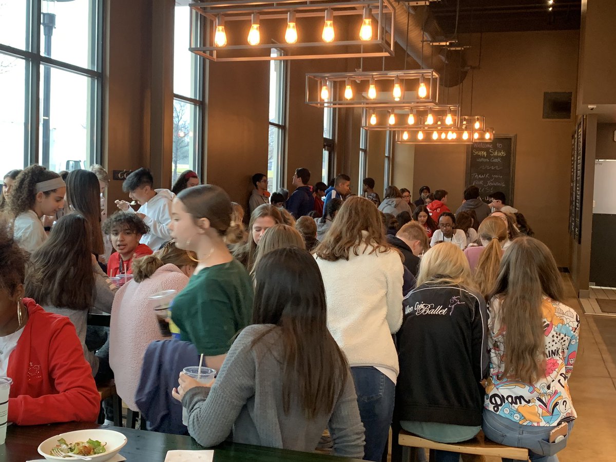MsKelliHomeEc's tweet photo. CULINARY FIELD TRIP by #FMSMustangs to #SnappySalads at Watters Creek! Students were lucky enough to learn from founder Chris Dahlander on the restaurant industry and future opportunities. Generous samples with delicious feedback from all! Allen just got healthier and tastier! https://t.co/HMV7UKGgqh