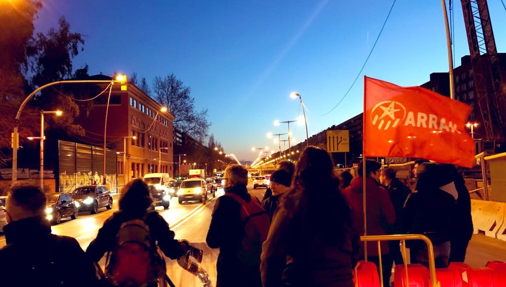 Arran_jovent's tweet photo. 🔴 Comença la jornada amb diversos talls. Trenquem amb la normalitat, desbordem els carrers!✊

🚧 AP-7 entre Hostalric i Sant Celoni
🚧 Diagonal Palau Reial 
🚧 Gran Via / Glòries
🚧 Gran Via / Rocafort
🚧 C-35 a Manresa https://t.co/EId92nO4Oa