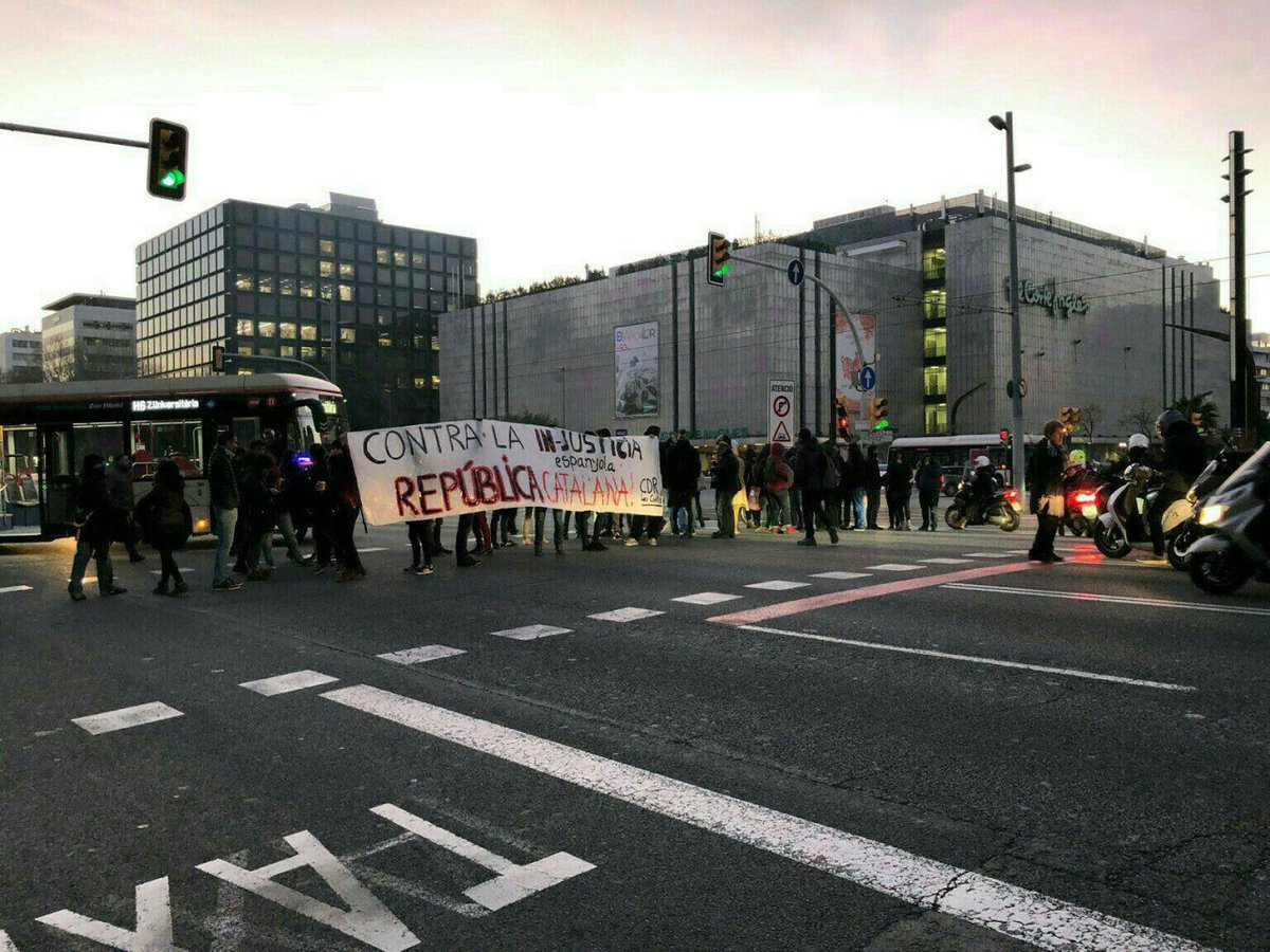Arran_jovent's tweet photo. 🔴 Comença la jornada amb diversos talls. Trenquem amb la normalitat, desbordem els carrers!✊

🚧 AP-7 entre Hostalric i Sant Celoni
🚧 Diagonal Palau Reial 
🚧 Gran Via / Glòries
🚧 Gran Via / Rocafort
🚧 C-35 a Manresa https://t.co/EId92nO4Oa