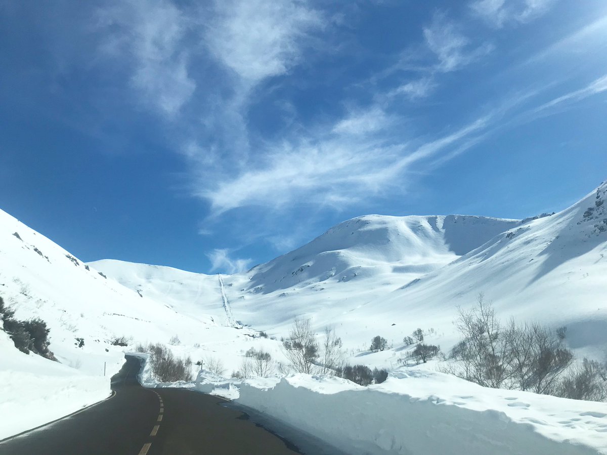La montaña de #leonesp luce así de nevada y bonita. Tod@s a esquiar!!