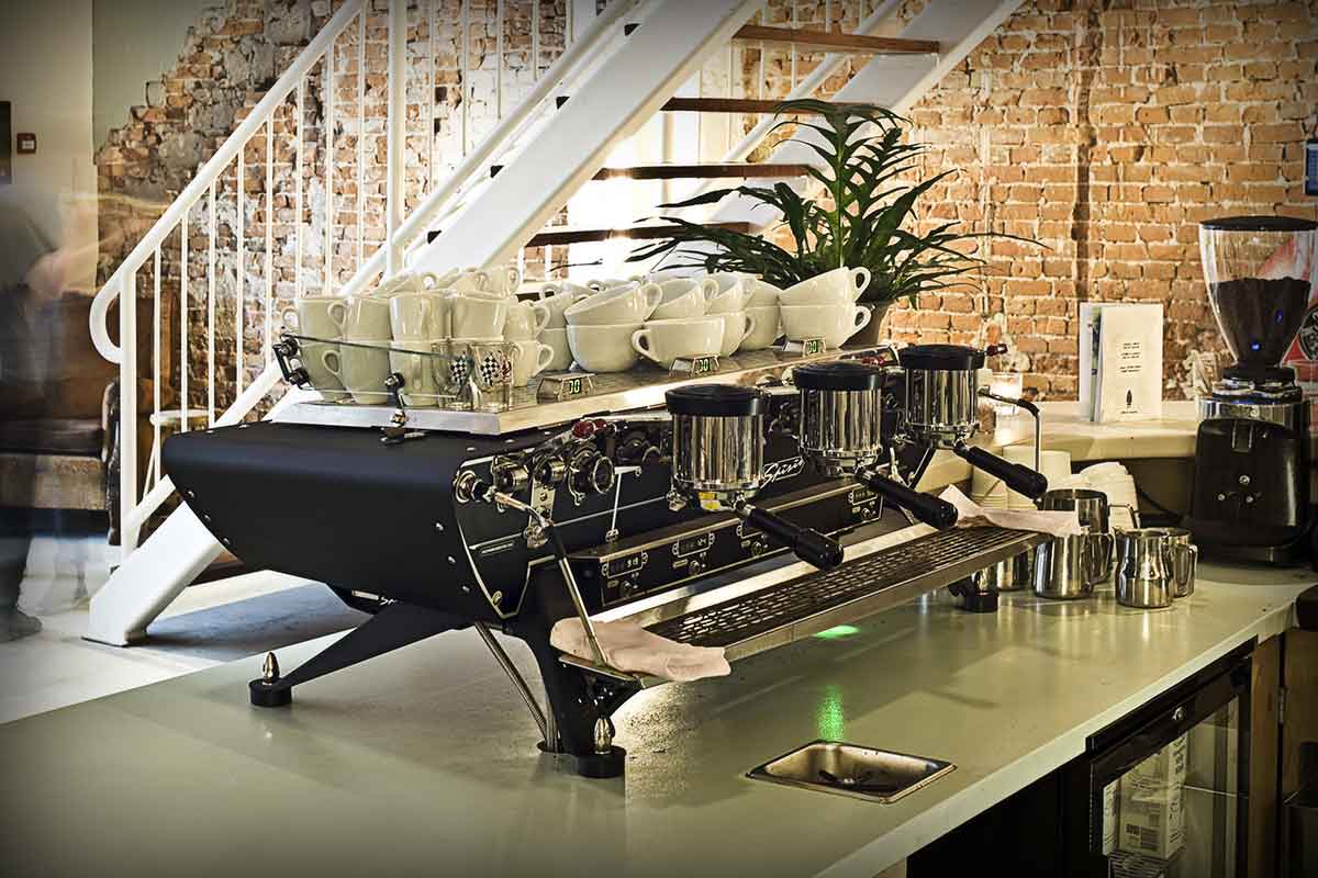 eptanciaux's tweet photo. Damn, wie zei daar dat espressotoestellen niet sexy kunnen zijn. Een Kees van der Westen "Spirit Triplette". #kavus #barista #horeca Kavus Coffee Roasters... https://t.co/DGktFXGSan