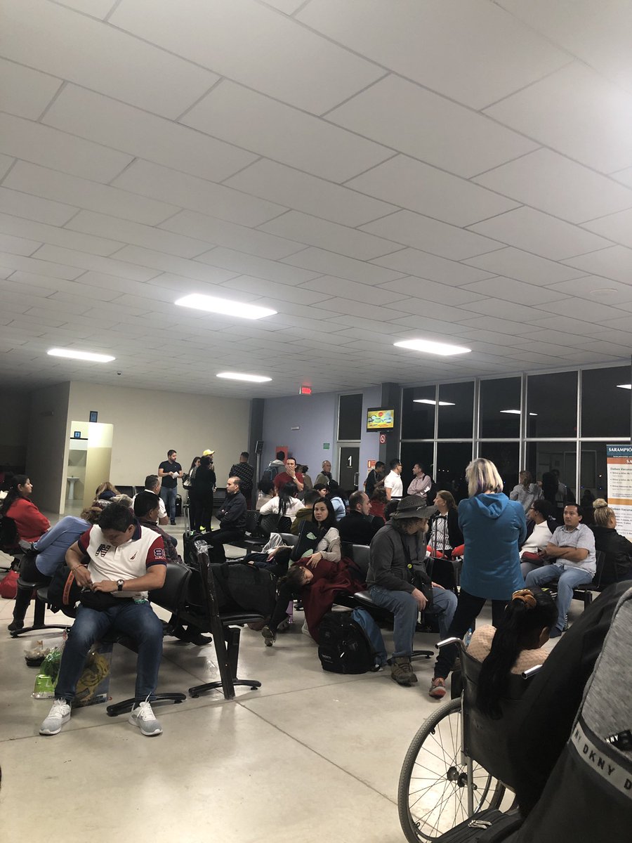 lrochgri's tweet photo. @Avianca_ec se entiende que por emergencia deriven el vuelo de Guayaquil a Manta por fallas en luces en Guayaquil @DGAC_Ecuador, lo que es inaceptable es que nos encierren por horas sin alimentos ni sillas suficientes por más de 3 horas y sin mayor información. https://t.co/6AS1axRftG