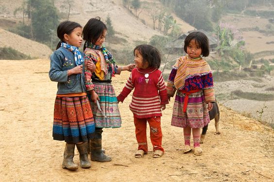 Hmong children 🥰🥰🥰
#people  #children  #pure  #landscape  #beauty  #travel #Vietnamese #Vietnobletours #Vietnam