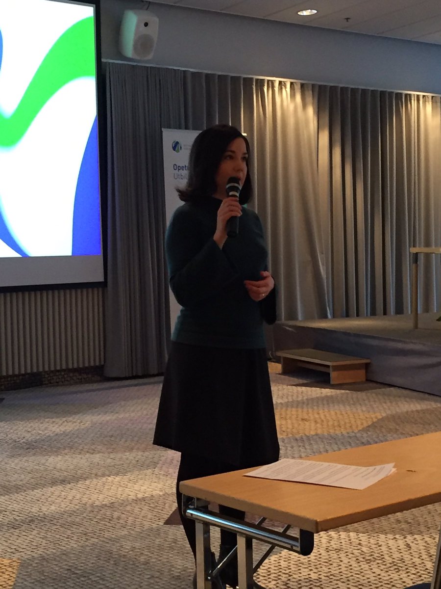 ElisaHelinelisa's tweet photo. #vaka19 #moniammatillinenyhteistyö #osaamisenkehittäminen #kaveritaidot Lauteilla ministeri Sanni Grahn-Laasonen https://t.co/nIq1EeIMrD