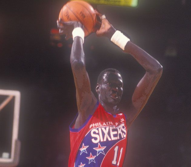 NBA_TimeMachine's tweet image. March 3, 1993, The Phoenix Suns took care of business at home defeating the Philadelphia 76ers 125-115, however the game was perhaps most remembered for 7 ft 7 Manute Bol going 6-12 from 3pt range.

#ManuteBol #Philadelphia #76ers #90snba #3pointspecialist