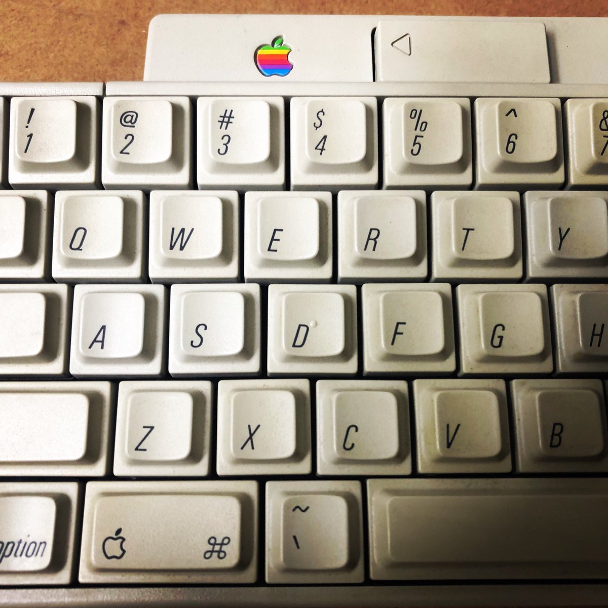 pacificwave_'s tweet photo. Apple Desktop Bus Keyboard (Apple II GS) #apple #Macintosh #oldmac #ADB #Apple II GS #keyboard https://t.co/FFG4Q4u6Dv