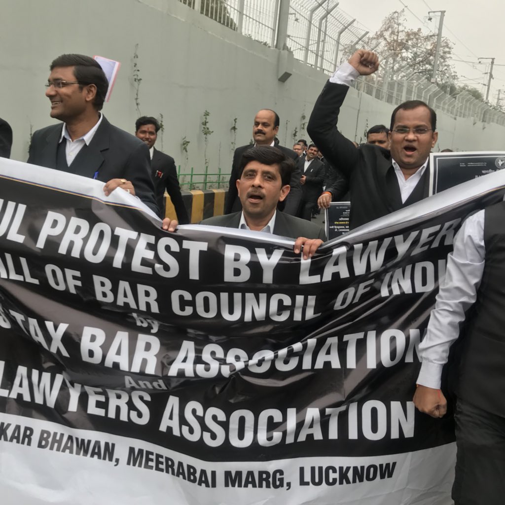 AKTripaathi's tweet photo. #PeacefulProtestMarch by #lawyers on behalf of call made by Hon'ble Chairman #BarCouncilofIndia to raise the certain demands for the welfare of Lawyers
@Speaker_UPLA @rsprasad @brajeshpathakup @UPGovt https://t.co/N8jurUSvRw