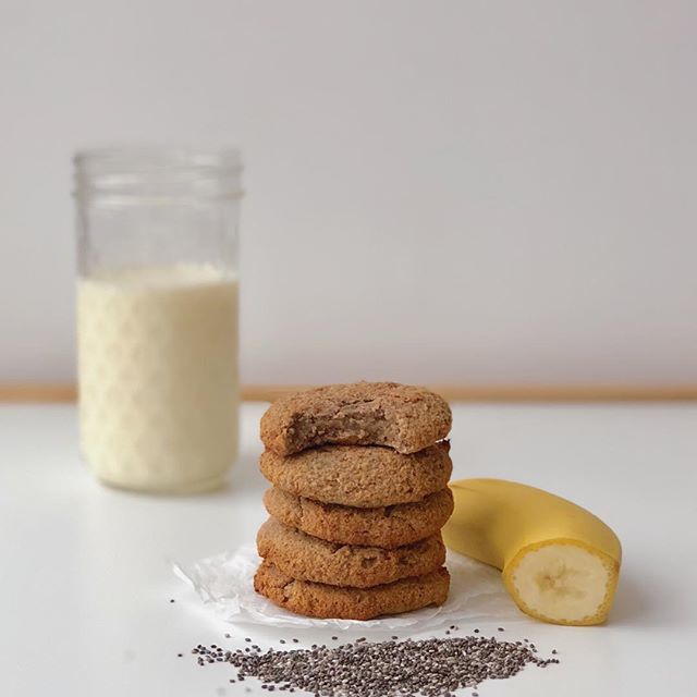Good Morning #tastytuesday ☀️
How about we kick start by sharing this awesome vegan &amp; paleo friendly #recipe of this wholesome soft &amp; chewy banana &amp; chia cookies? YUM 😋 🍌🍪💚 Recipe link in Bio ⬆️😉 bit.ly/2SGj89Q