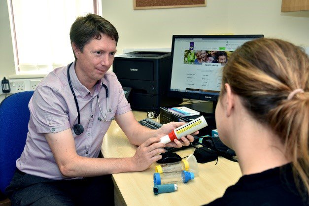 asthmalunguk's tweet photo. BREAKING NEWS: New analysis shows that two-thirds of people with #asthma did not get a follow-up appointment with their GP within two days of having an asthma attack.
Take a look at these three simple steps to keep you well after having an asthma attack: https://t.co/QeZoIaCoUW https://t.co/76FXruzNwN