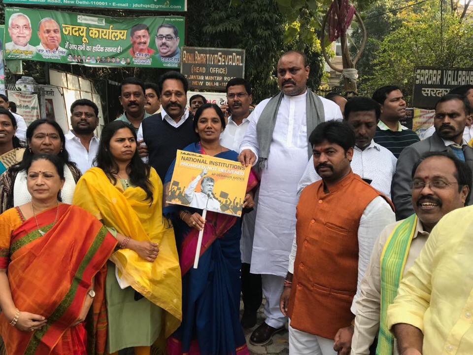 IParitalaSriram's tweet image. గౌ ముఖ్యమంత్రి శ్రీ నారా చంద్రబాబు నాయుడు గారికి మద్దతుగా, ఢిల్లీ ర్యాలీలో పాల్గొన్న సందర్భంగా.... #APDemandsJustice