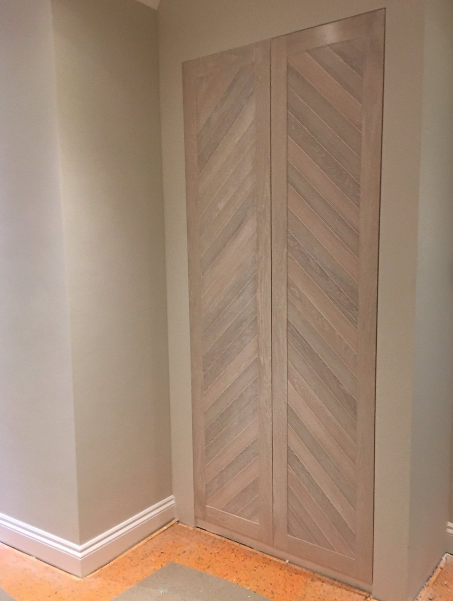 BascombDrew's tweet image. Bespoke limed oak chevron doors shaping up nicely!

#property #renovation #propertymaintenance #London #NottingHill #Kensington #Chelsea #LadbrokeGrove #building #refurbishment #refurb #interiors #interior #design #builders #bespoke #carpentry #limedoak #chevron #doors