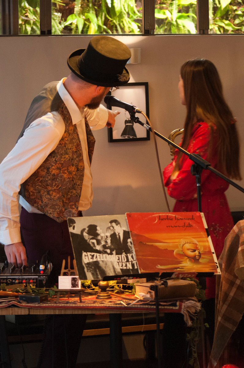 Bedankt voor de bijzondere zondagmiddag bij <a href="/SpiritRotterdam/">Spirit Restaurants</a> met muziek van Dick's Rariteiten Kabinet + DJ Später en de opening van de expositie van Karolina Grenczyk. Zien we jullie aanstaande zondag weer terug bij #PicaPicaWinterparade:  Sonia Andrade + João Neves/Sophie Nakou?