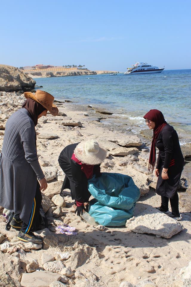 women4environme's tweet image. #marinegirls are doing their beach cleaning every time they came by the sea look how #womenforenvironment could make world better place 💙💙#WomenInScience @WiMSnetwork @UNWomenWatch #conservation #damsels