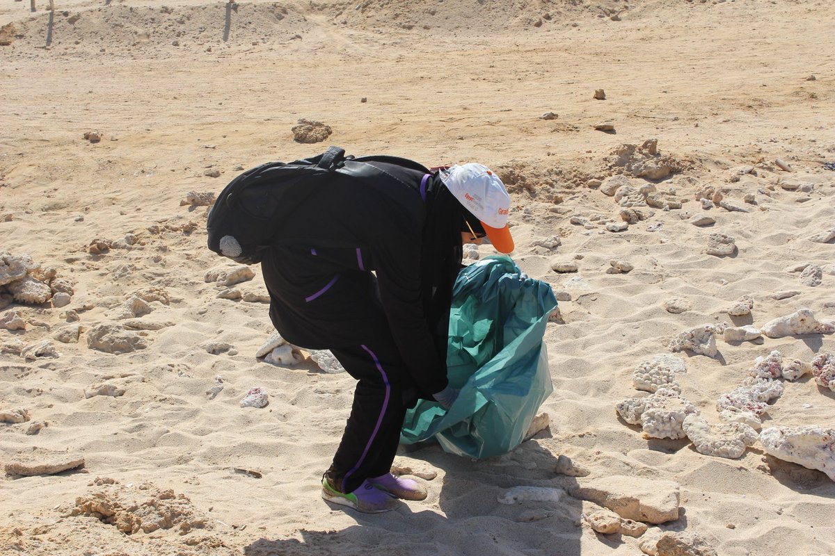 women4environme's tweet image. #marinegirls are doing their beach cleaning every time they came by the sea look how #womenforenvironment could make world better place 💙💙#WomenInScience @WiMSnetwork @UNWomenWatch #conservation #damsels