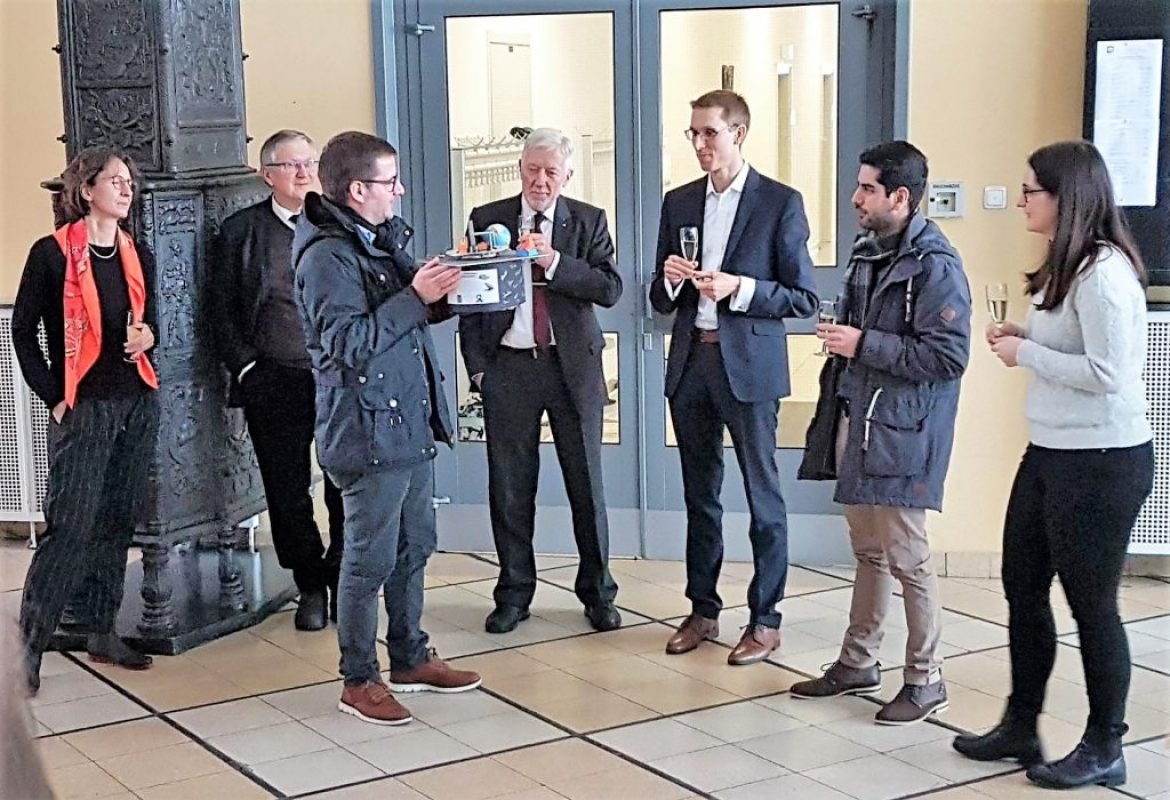 HP_CFK's tweet photo. David Christian Berg verteidigt erfolgreich Dissertation „An Innovative Approach for Simultaneous Measurement of Cure Shrinkage and Thermal Expansion of Reactive Liquids“ https://t.co/YIdQS1OHzr https://t.co/YTGLvA0zBH