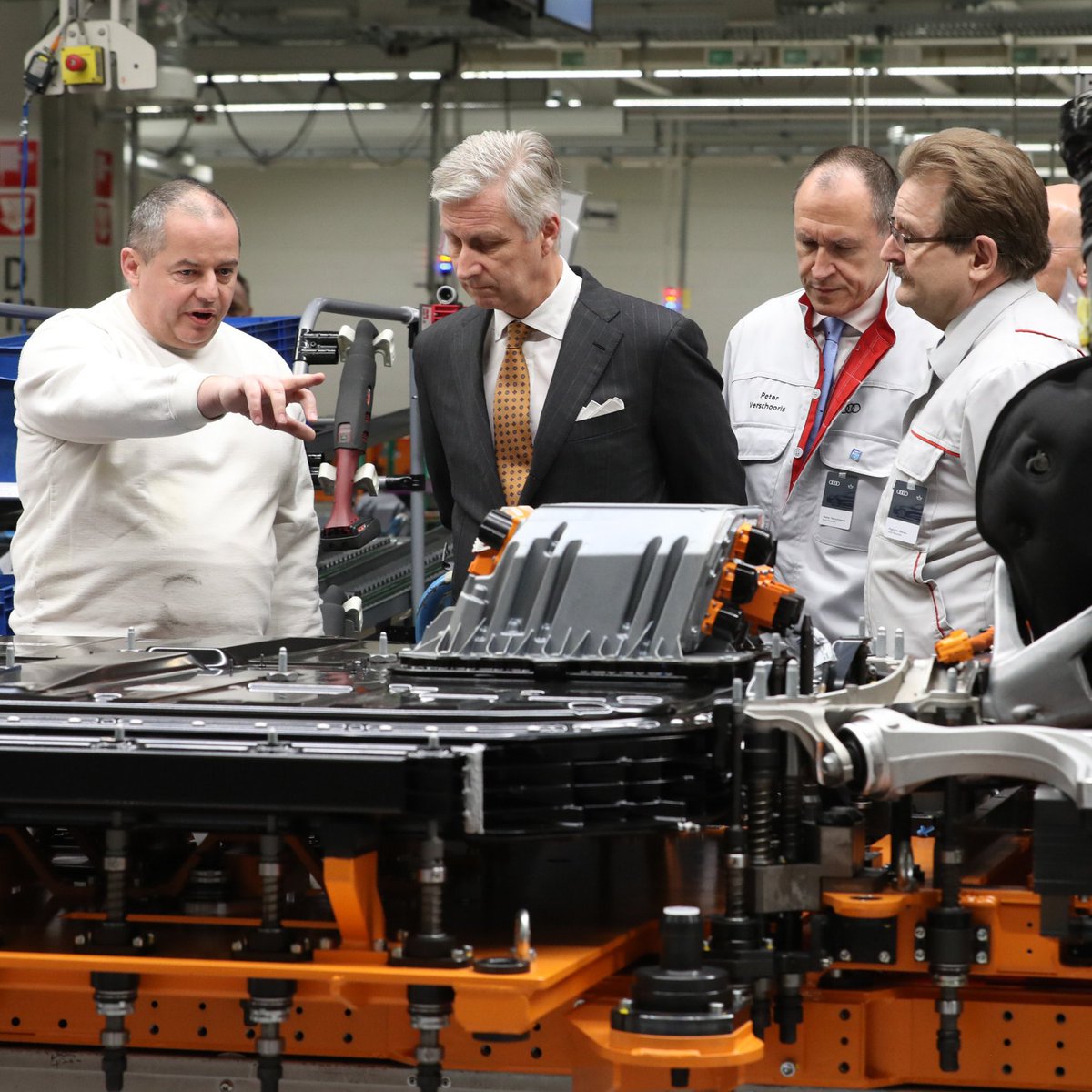 Bezoek aan het trainingscentrum van Audi Brussels en van de productielijn van de Audi e-tron en ontmoeting met (oud-)leerlingen die er een leertraject volgen of hebben gevolgd.
<a href="/AudiBENL/">AudiBENL</a> #DualLeren <a href="/crevits/">Hilde Crevits</a> <a href="/MM_Schyns/">Marie-Martine SCHYNS</a> <a href="/DidierGosuin/">Didier Gosuin</a> #BelgianRoyalPalace #MonarchieBe