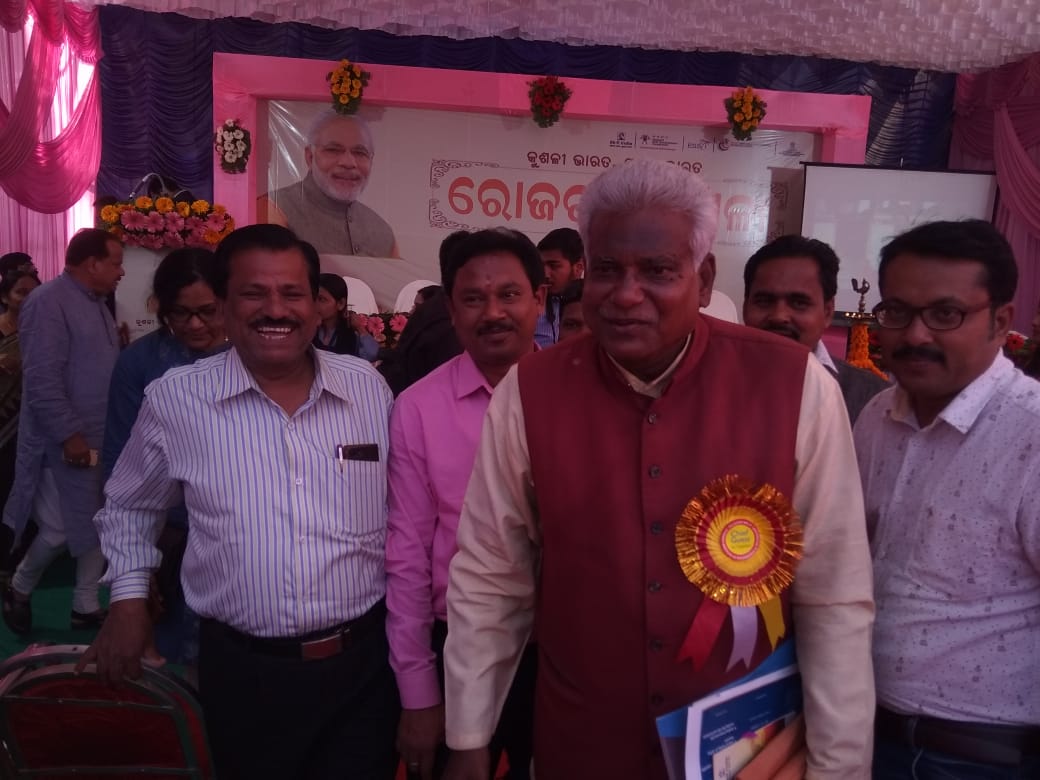 DeepakOdishabjp's tweet photo. ଆମ ପ୍ରିୟ କେନ୍ଦ୍ର ମନ୍ତ୍ରୀ ଶ୍ରୀ ଧର୍ମେନ୍ଦ୍ର ପ୍ରଧାନଙ୍କ ଉଦ୍ୟମ ଫଳରେ ଆଜି ଢେଙ୍କାନାଳ ଠାରେ ତରଫରୁ  ନିଯୁକ୍ତି ମେଲା ଅନୁଷ୍ଠିତ ହୋଇଯାଇଛି l  ଧନ୍ୟବାଦ ଦେବୀ ମାନନୀୟ କେନ୍ଦ୍ର ମନ୍ତ୍ରୀଶ୍ରୀ@dpradhanbjp ଙ୍କୁ ଢେଙ୍କାନାଳ ଜିଲ୍ଲା ର ଯୁବକ ମାନଙ୍କ ପାଇଁ ଏହି ମେଳା ଆୟୋଜନ କରିଥିବାରୁ l @MSDESkillIndia @BJP4Odisha https://t.co/SWqmPDFiin