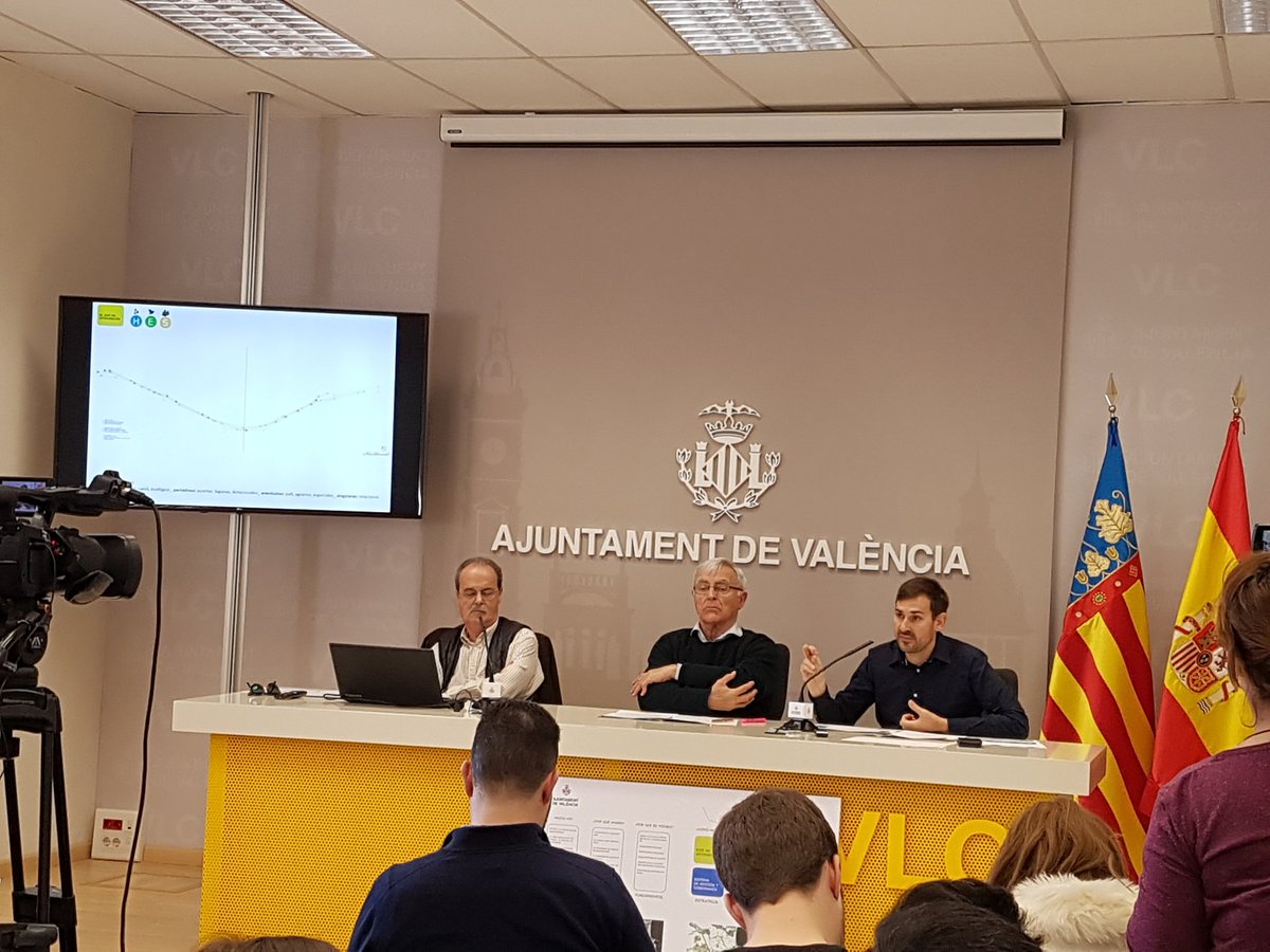 LuisaNotario's tweet image. ➡Després de 50 anys del Plan Sur, el nou llit del Túria ha de recuperar la seua funció ecològica que reconecte el sud amb el nord. 🌳🐝👧👦
Hui l&apos;alcalde @joanribo i el regidor @sergicampillo_ han explicat el projecte.
#GovernsAmbCompromís