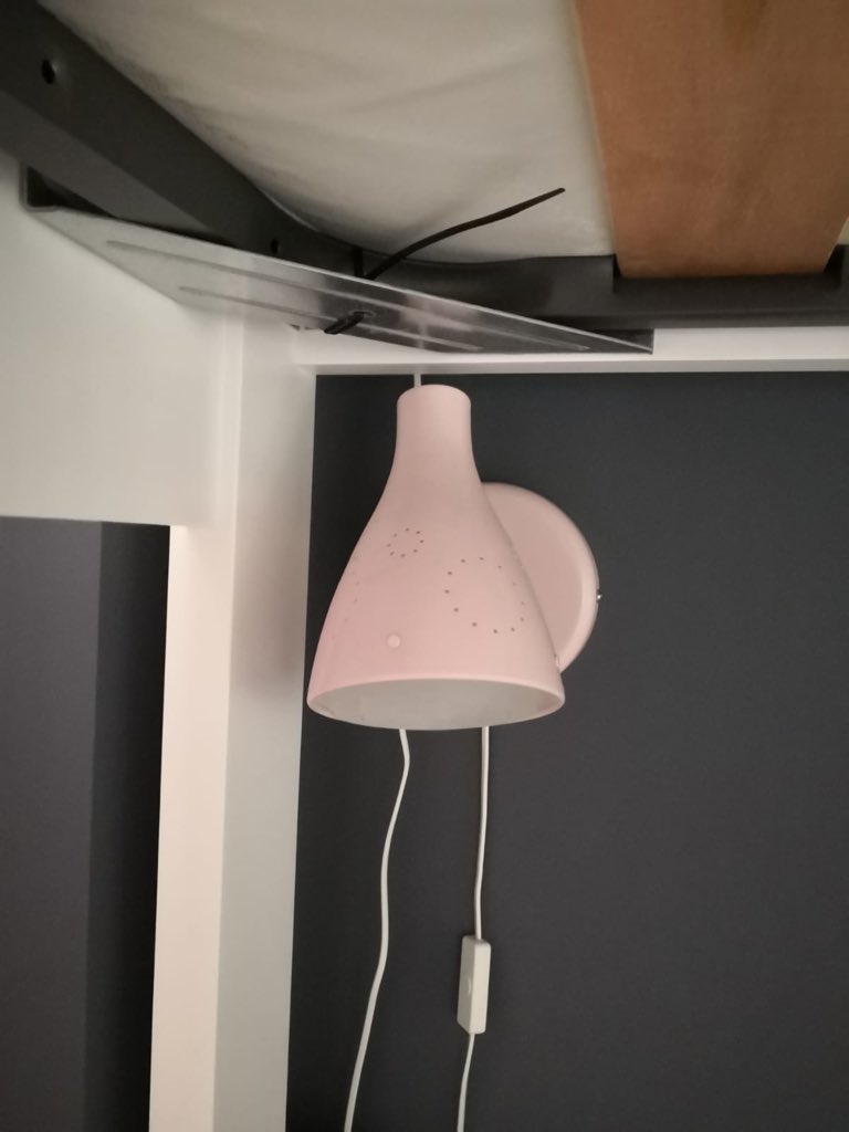 aromanbe's tweet photo. Hola @IKEASpain , compré 2 lámparas como ésta hace poco más de un año, se ha fundido la bombilla de una, y ahora resulta que esa bombilla no existe por ningún lado. Qué solución me dais, tengo que comprar 2 lámparas nuevas?? Gracias https://t.co/vskJlHb3Kn