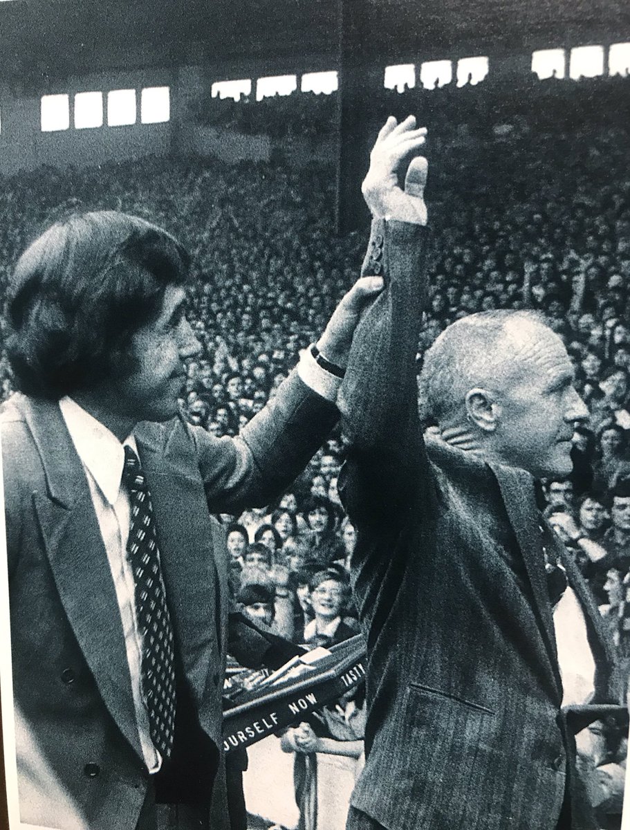 TheFarm_Peter's tweet photo. Shanks loved Gordon Banks - here he is in 1973 parading him in front of the Kop https://t.co/ysXFqP3QPT