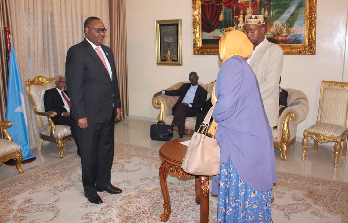 StateHousePunt's tweet photo. Waxaa maantay Qasriga Madaxtooyada Puntland lagu dhaariyey Golihii wasiirada ee uu soo magacaabay Madaxweyne Said Abdullahi @deni_abdullahi.
Waxaa Munaasabada dhaarinta kasoo qaybgalay Madaxweynaha @deni_abdullahi iyo Madaxweyne k/xigeenka Ahmed Elmi @vpkaraash.
#TiigsiIyoTayeyn https://t.co/vhmHFvlptY