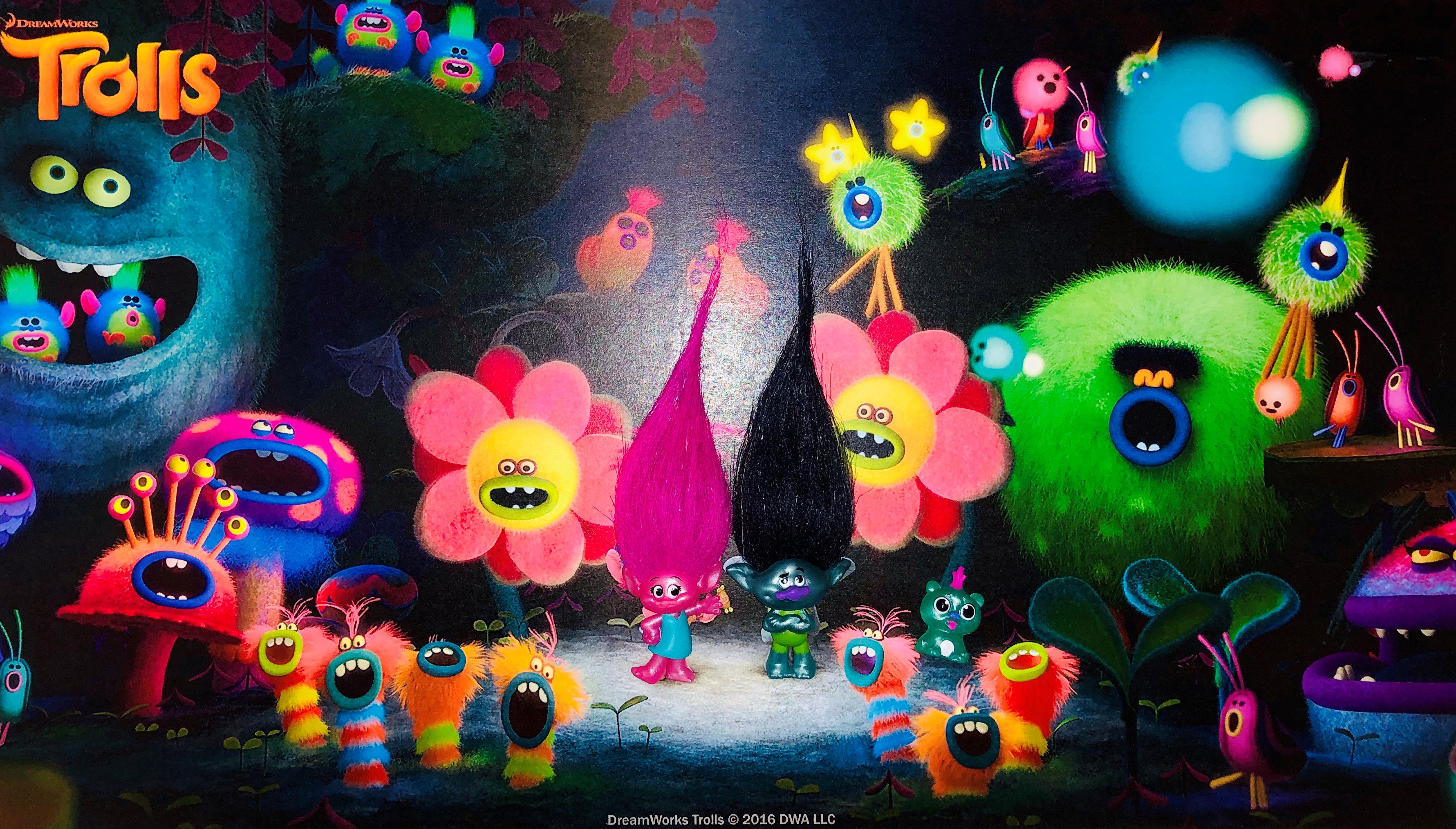 タカラトミー 毎週水曜に放送中のアニメ トロールズ シング ダンス ハグ の公式サイトでは壁紙がダウンロードできます その壁紙に3月発売の サプライズパック２ の商品を重ねてみると実にｲｲｶﾝｼﾞになるのでみなさんもお試しください