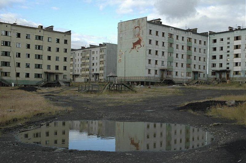 TheStrangeshit's tweet image. ­At one time, the tow­n of Centralia, Penn., supported almost 30,000 residents, with stores, churches, hotels and bars. It was a boomtown, established in 1866 and built from the profits of coal mined out of the Pennsylvania hillside. It was this same coal that led to it's demise.