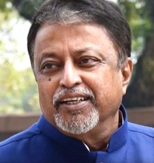 hs_bangla's tweet photo. কৃষ্ণগঞ্জের তৃণমূল বিধায়ক খুন মামলা : সত্যজিত্ বিশ্বাস খুনের ঘটনায় দায়ের হওয়া এফআইআর-এর প্রেক্ষিতে কলকাতা হাইকোর্টের দ্বারস্থ হলেন বিজেপি নেতা মুকুল রায়| মঙ্গলবার কলকাতা হাইকোর্টের ডিভিশন বেঞ্চে আগাম জামিনের আবেদন জানিয়েছেন মুকুল রায়| https://t.co/1khBQNfuFS
