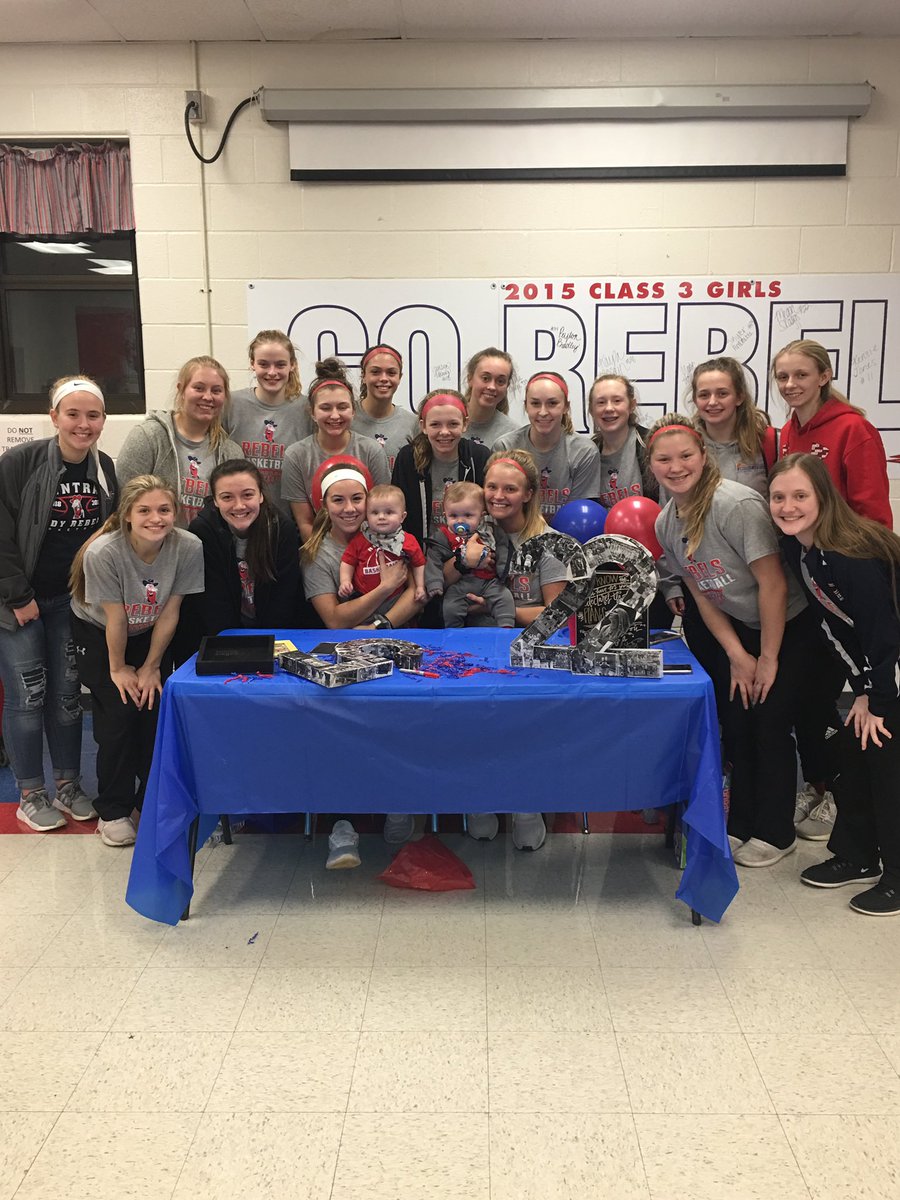 kimmy_wallen's tweet photo. Not how I wanted or planned to spend my senior night but I am so thankful for teammates and coaches that have supported me through this journey. I love you all!❤️ https://t.co/nWVmKFU9qP
