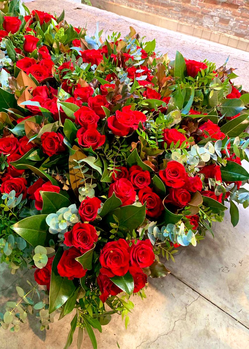 ndlchina's tweet photo. Si eres más clásico, y no te apetece ir de picnic 🧺 el #ramoderosasrojas no falla.! https://t.co/xB1TyCALdB