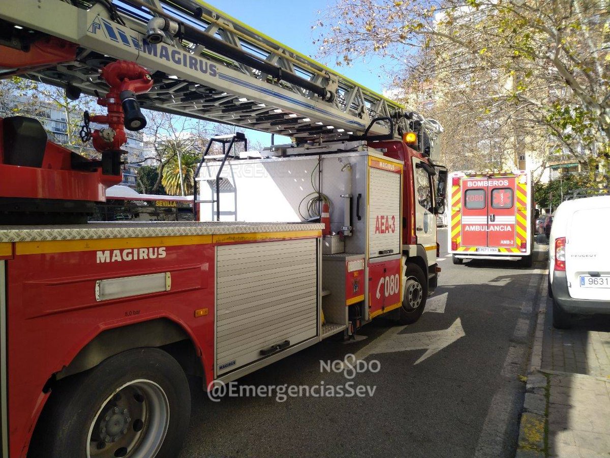 EmergenciasSev's tweet image. #Bomberos acude a Av. Kansas City esquina a c/ Luis Montoro para auxiliar a una persona que precisaba asistencia sanitaria en su domicilio.
#DCCU y Sanitarios de #Bomberos asisten
#Seguridad #AytoSevilla #Sevilla