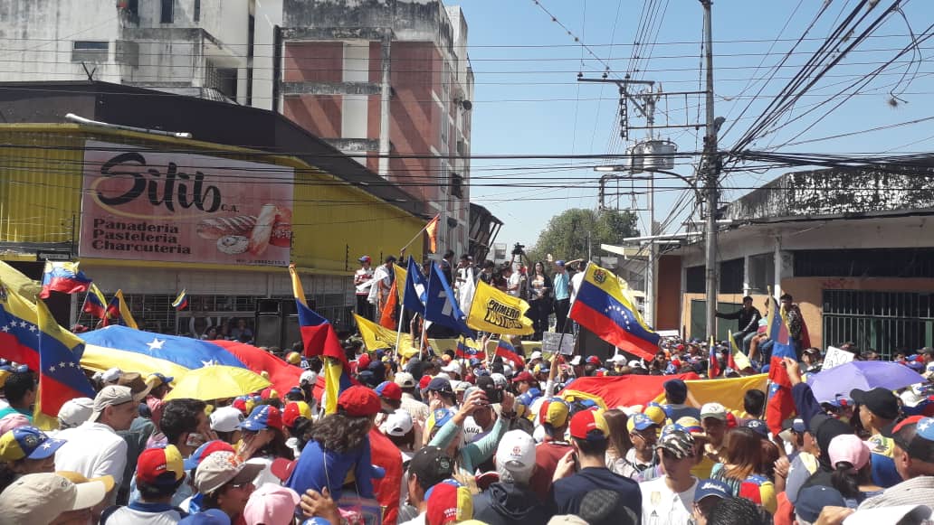 QuePasaEnMerida's tweet photo. #12Feb Merideños se concentran en calles de la ciudad para "exigir ingreso de la ayuda humanitaria" #QuePasaEnMerida Seguidores de partidos políticos de Oposición acudieron a la convocatoria que hiciera el diputado Juan Guaidó en el marco del #DiaDeLaJuventud https://t.co/qqvpwRTuhg