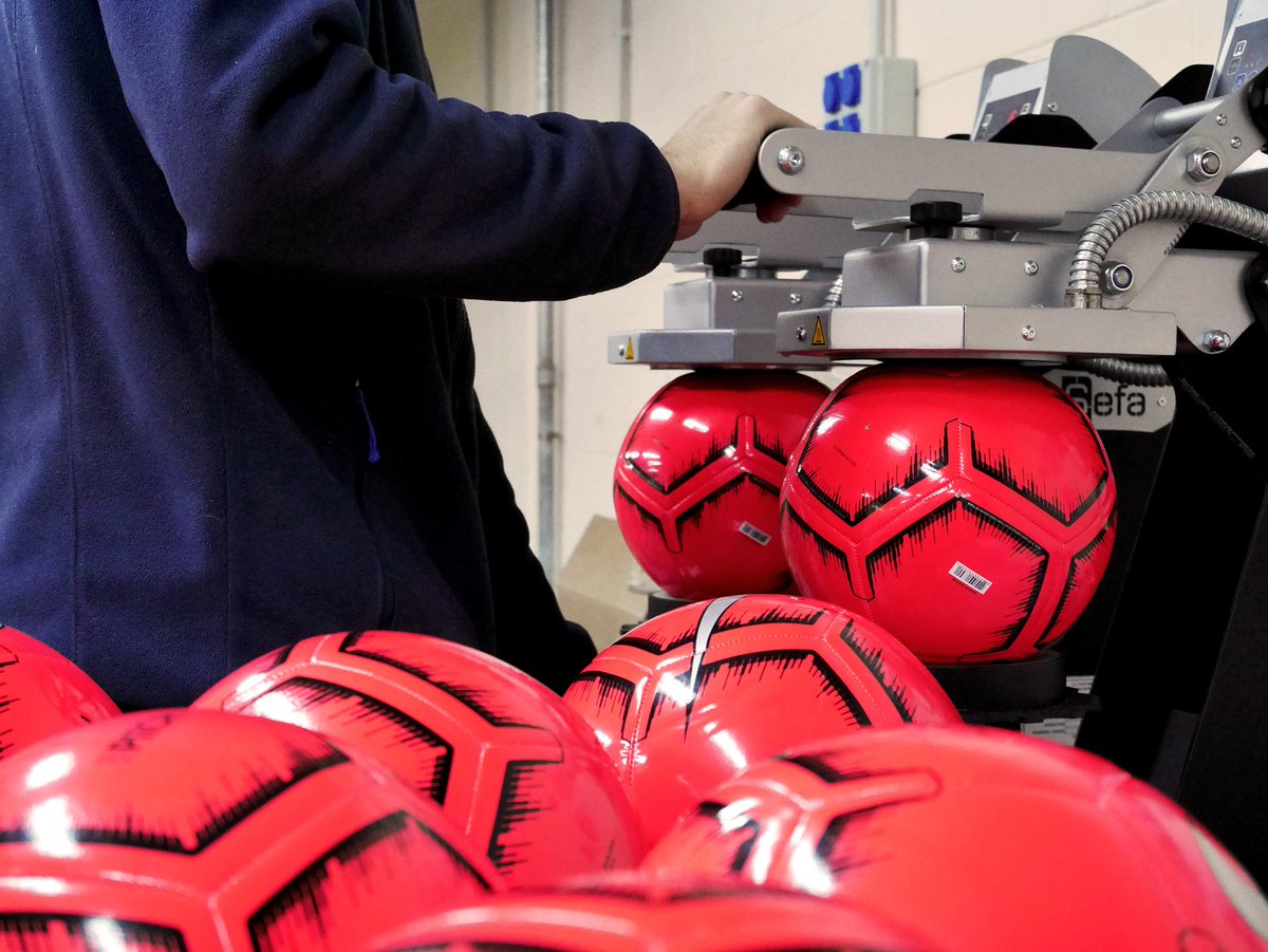 mk_markamania's tweet photo. Ahora mismo hay un equipo de fútbol de primera división entrenando con nuestros balones personalizados.

#equipaciondeportiva #balones #futbol #primeradivision #lfp #personalizacion #estampacion #logo #escudos https://t.co/IbdJSCUiJJ