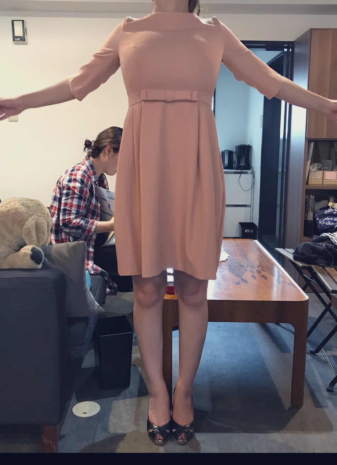 黒澤美寿希 Heart Closet 胸が大きいとワンピースに困る 1枚目 胸がパンパンで目立つ Uネックなのに胸で引っ張られて襟ぐりの位置おかしい 2枚目 ウエストの切り替え位置上昇 スカートの前の丈が上昇 3枚目 胸がパンパンで背中も