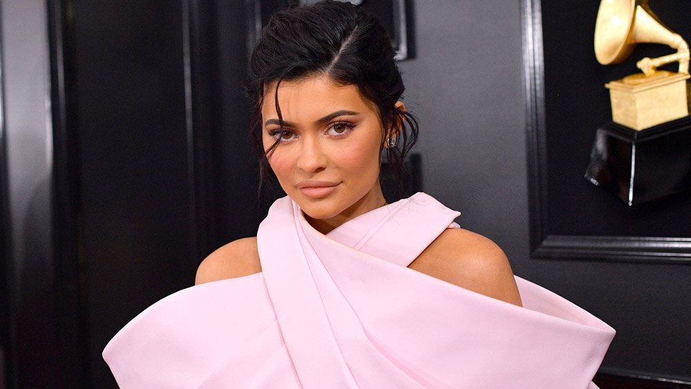 Estetica Uk On Twitter Kylie Jenner Shimmied Sensationally Along
