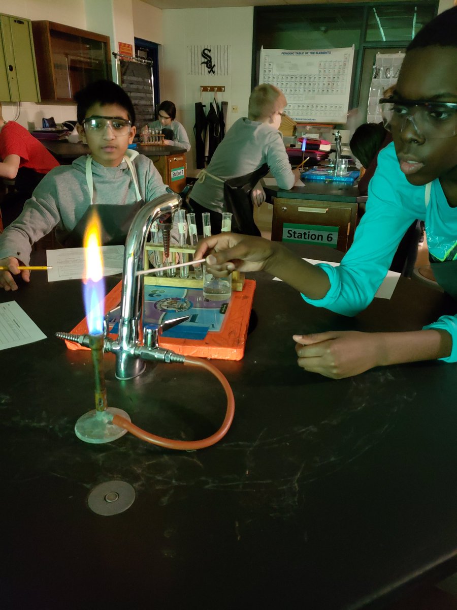 BarronScience's tweet image. Chemical properties, deductive reasoning, qualitative observation and a little excitement! Flame test lab! #innovate68 @Woodridge68 @JeffersonJH68