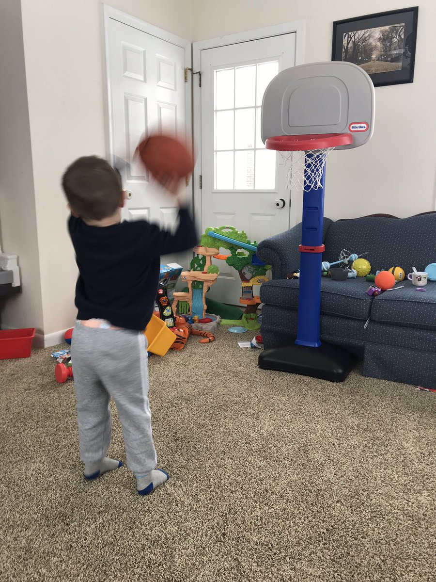 CoachDeitz4212's tweet photo. At least someone's getting some shots up today. #snowday #needtogetintothegym #coachanxiety #toomanydaysoff https://t.co/WsT07mLXTw