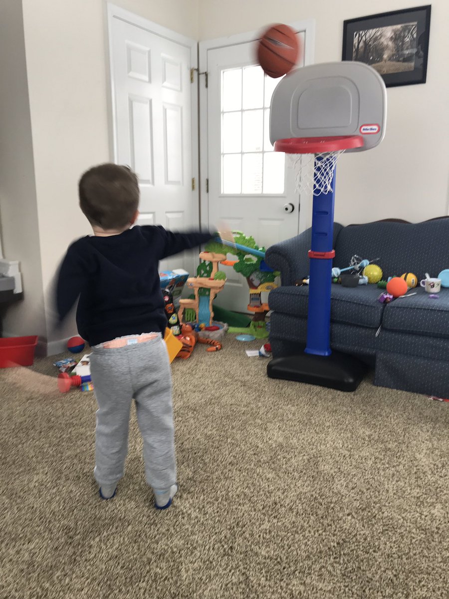 CoachDeitz4212's tweet photo. At least someone's getting some shots up today. #snowday #needtogetintothegym #coachanxiety #toomanydaysoff https://t.co/WsT07mLXTw