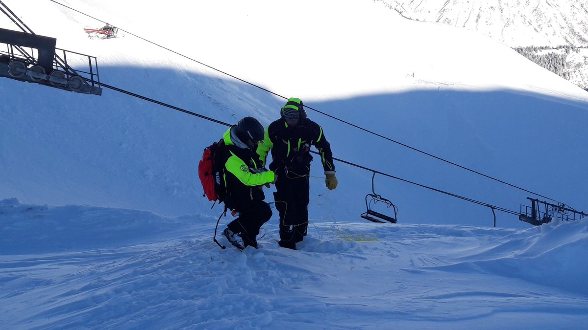 Nos artificiers étaient sur les crêtes tôt ce matin pour sécuriser la liaison Sybelles, merci à eux
#blugeonhelicoptere
#sybelles
#maurienne 
#saintcolomban