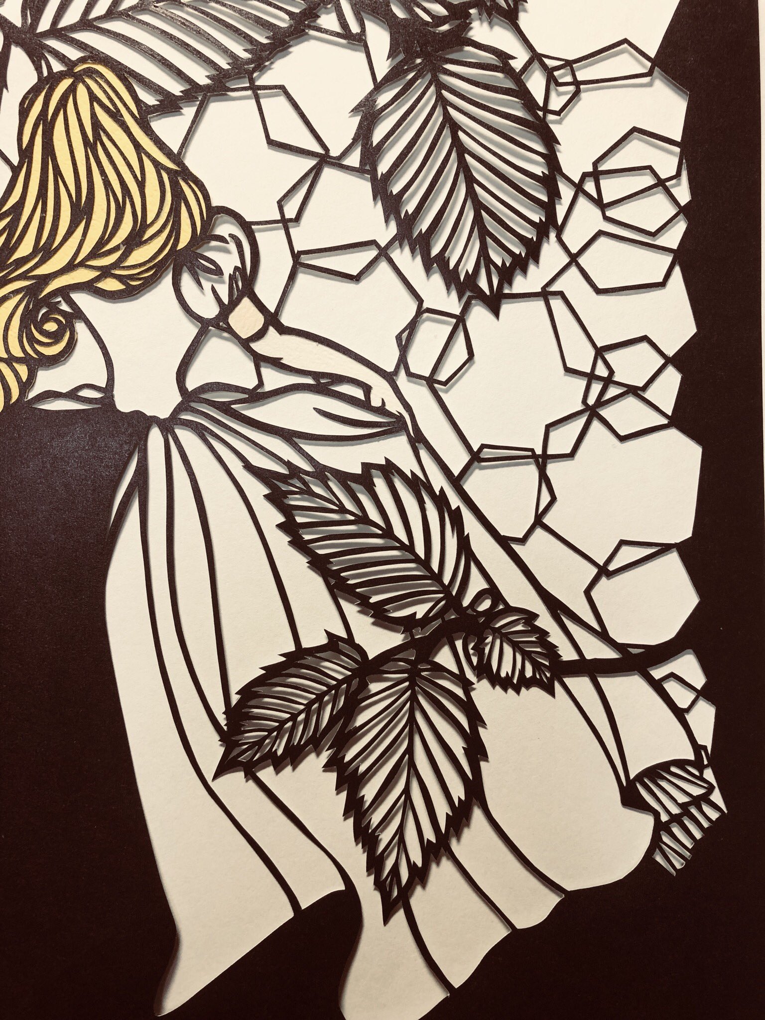言 切り絵 勝手に絵本モチーフ4部作 として作っている最後のひとつ シンデレラ このシンデレラ 私が子供の頃に祖母が聞かせてくれた話では 魔法使いも南瓜の馬車も ガラスの靴すら出てこないお話でした シンデレラは金の靴 名前はアッシェだった記憶