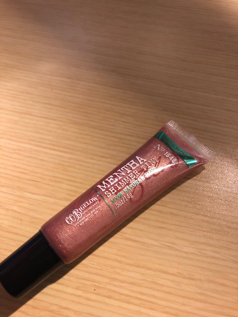 shOoObz's tweet photo. Older millennials, remember how much we used to love these B&amp;BW lipglosses? https://t.co/ubiS0KSflF