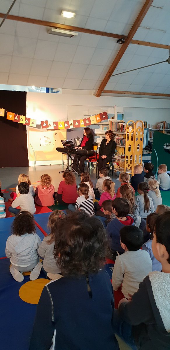 Ce matin, les enfants des écoles maternelles Georges Brassens et Michel Lefèvre ont assisté bien sagement à un spectacle offert par la Municipalité.

Nathalie Karajabarlian, Maire-adjointe en charge de la vie scolaire représentait la Mairie.