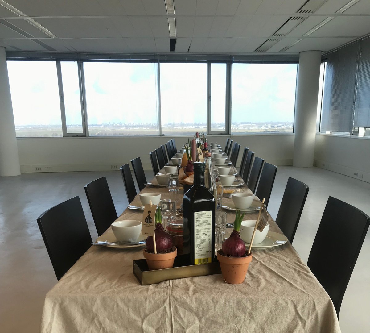 Gisteren was de 19e verdieping van Pharos alvast in gebruik tijdens de lunch. Ook deze recycleoplossing van <a href="/gpgroot/">GP Groot</a>, gemaakt van gerecycled plastic, is er ook al! GP Groot gaat op locatie de slimme logistiek van de afvalverwerking verzorgen.