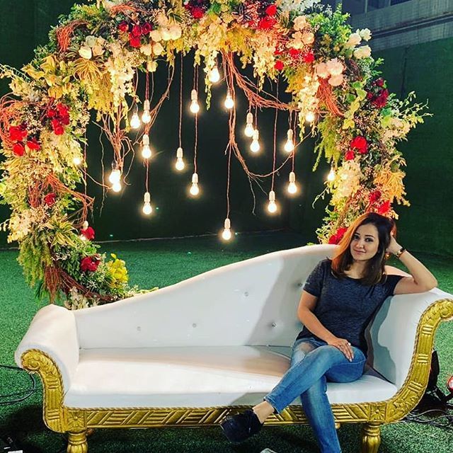 Too glam to give a damn 😋
JUST QUEENIN..! 😉
.
.
.
.
#picoftheday #queen #poser #swagger #gatecrasher #funnyshit #flowers #beautiful #beautifuldecor #decor #lightslove bit.ly/2RXMewE