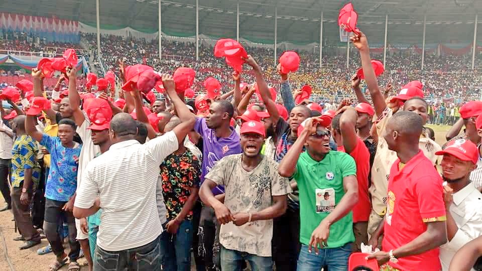 HWokocha's tweet photo. PHOTO SPEAKS:
This is not Kano, this is Rivers State!
Even with the news the people were not perturbed they stood out to scream NEXT LEVEL!!!!!!!!!!
#PMB4+4
#AmaechiMarinePatrol.. @APCNigeria @APC_AssoFrance @ApcAlive @APCSTUDENTS @APCUKingdom @apcyouthomoodua @MBuhari @ https://t.co/LWQSW1HCi0