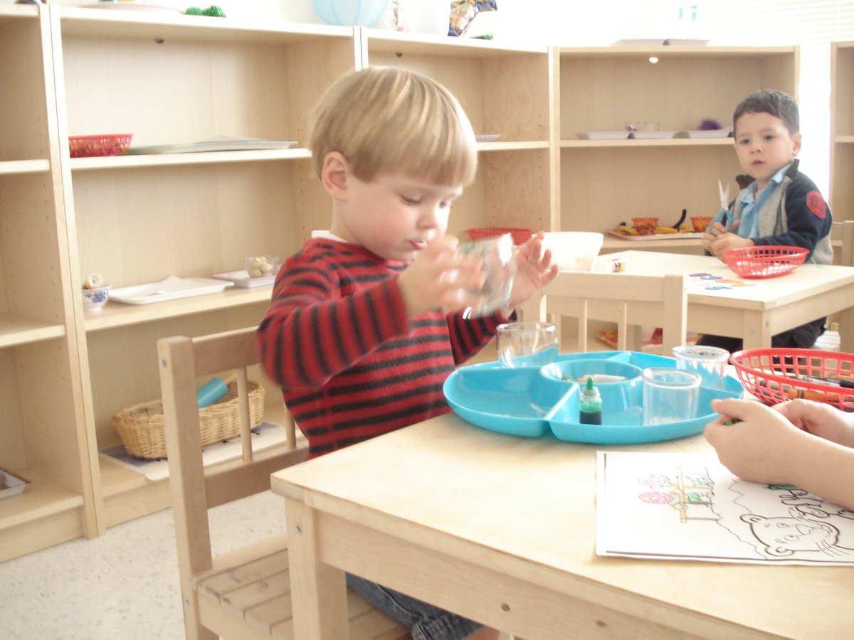 MelissaC300's tweet photo. This photo represents the philosophy of existentialism in a sense where the child is doing an experiment himself and watching its outcomes. The teacher is letting them choose how to learn and do it freely. #EDUC300 #spring005 https://t.co/si9ShRrjwo