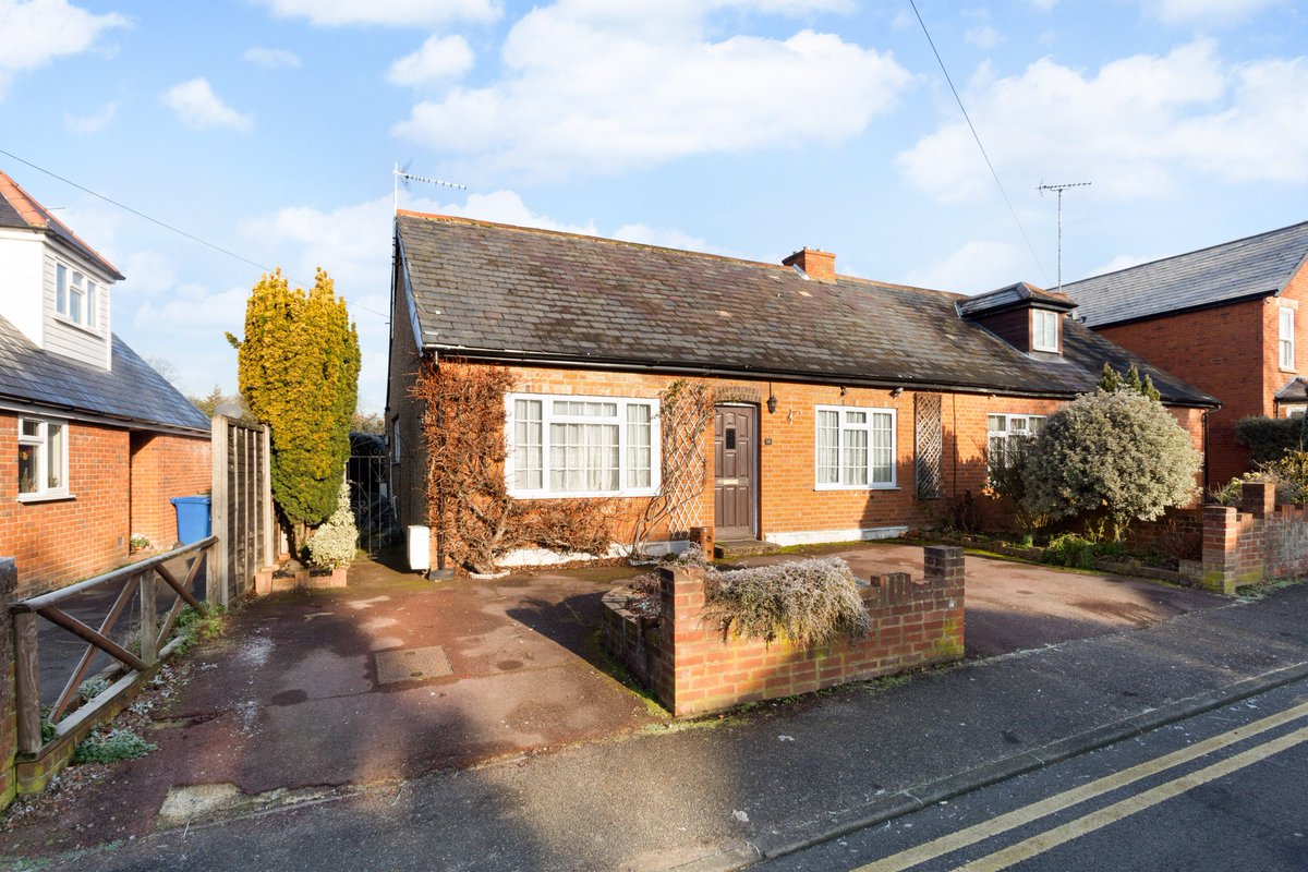 HamptonsMhead's tweet image. A rarely available 2 bedroom bungalow to rent in the St Marks area of Maidenhead.  The property is available from the beginning of April and is a real must see!! #letting #bungalow #maidenhead